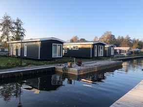 Exterior 4 Cozy House With Terrace in the Middle of Giethoorn