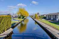 Swimming Pool Cozy House With Terrace in the Middle of Giethoorn