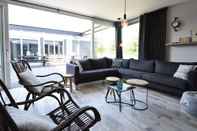 Ruang untuk Umum Classy Holiday Home in Sint Annaland With Garden, Barbecue