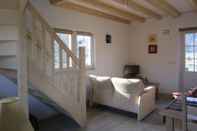 Bedroom Lovely Cottage near Lake in Well