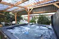 สิ่งอำนวยความสะดวกด้านความบันเทิง Cozy Holiday Home in Reutum with Hot Tub