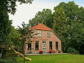 Bangunan 4 Secluded Farmhouse in Balkbrug with Hot Tub