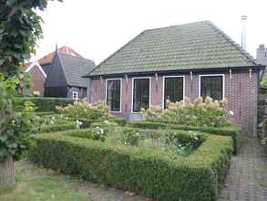 Bangunan 4 Pleasant Holiday Home in Grootschermer With Garden