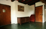 Lobby 4 Spacious Farmhouse near Forest in Stramproy