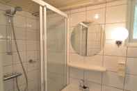 In-room Bathroom Completely Detached Bungalow in a Nature-filled Park by a Large fen