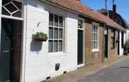 Exterior 2 Charming Holiday Home in Brouwershaven With Garden and BBQ