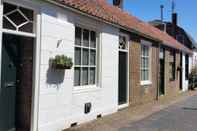 Exterior Charming Holiday Home in Brouwershaven With Garden and BBQ