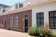 Bangunan Picturesque Fisherman's House in Scheveningen near Shops