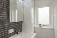In-room Bathroom Modern Chalet With a Large Garden and Lots of Privacy, in Noordwijk
