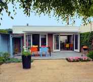 Ruang Umum 2 Fresh & Colorful Holiday Home near Beach, Sea, Dunes, & Lake