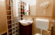 Toilet Kamar 3 Septimia Hotels & Spa Resort