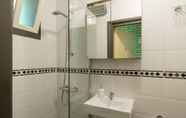 In-room Bathroom 5 Holiday Home by the Forest in Ommen With Pool