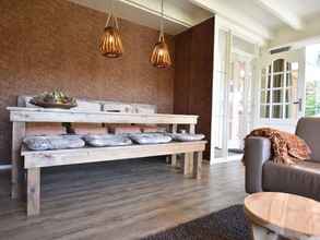 Lobby 4 Alluring Holiday Home in Reutum-Weerselo with Hot Tub