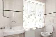 In-room Bathroom Vintage Farmhouse in Bemelen with Forest near