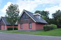 Exterior Comfortably Furnished Vacation Home at Slotermeer Lake