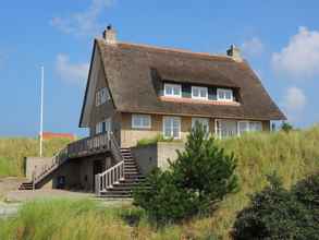 Bangunan 4 Beautiful Villa on Terschelling in the Dunes, 150 Meters Away