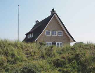 Bangunan 2 Beautiful Villa on Terschelling in the Dunes, 150 Meters Away