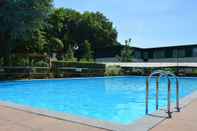 Kolam Renang Charming Holiday Home in Hulshorst With Pool