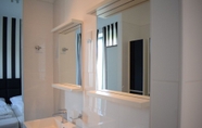 In-room Bathroom 2 Holiday Home in Zeewolde With Jetty Next to Golf Course