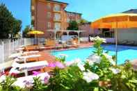 Kolam Renang Princely Apartment in Torre Pedrera With Swimming Pool