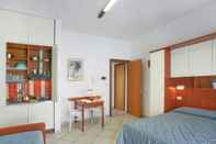 Kamar Tidur Princely Apartment in Torre Pedrera With Swimming Pool