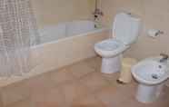 Toilet Kamar 7 Semi-detached Home in Covas With Shared Pool