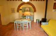 Ruang untuk Umum 7 Apartment in a Holiday Home in Anghiari With a View of the Hills