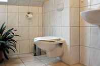 Toilet Kamar Spacious Apartment in Boltenhagen With Garden