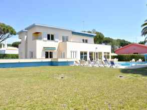 Exterior 4 Spacious Villa in Vilamoura With Barbecue