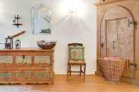 Lobby Charming Renewed Apartment, pet Allowed, in the City Center of Brixen