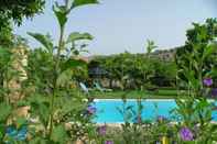 Kolam Renang Cosy Holiday Home in the Countryside of Stilo With Garden