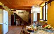 Nhà hàng 3 Elegant Villa in Montecosaro Italy with Hot Tub