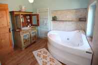 สระว่ายน้ำ Elegant Villa in Montecosaro Italy with Hot Tub