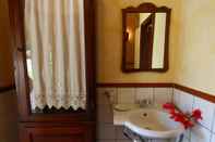 Toilet Kamar Cozy Farmhouse in Castel del Piano With Swimming Pool