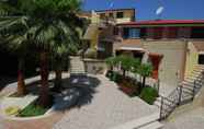 Exterior 3 Apartment Overlooking the Pool and the sea