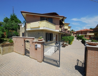 Exterior 2 Apartment Overlooking the Pool and the sea