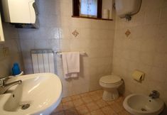 In-room Bathroom 2 Cosy Holiday Home in Cortona With Swimming Pool