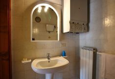In-room Bathroom 4 Cosy Holiday Home in Cortona With Swimming Pool