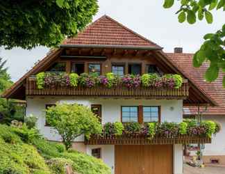 ภายนอกอาคาร 2 Charming Apartment in Regelsbach With Balcony Near City Centre