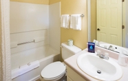 ห้องน้ำภายในห้อง 7 InTown Suites Extended Stay Select Orlando Fl- Lee Rd