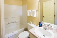 ห้องน้ำภายในห้อง InTown Suites Extended Stay Athens GA - University of Georgia