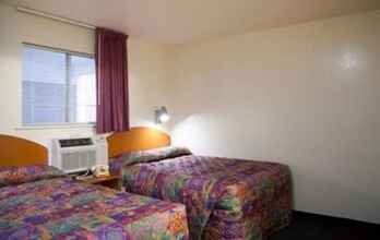 Bedroom 4 InTown Suites Extended Stay Cincinnati OH - Fairfield