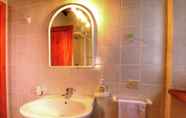 In-room Bathroom 3 Chic Holiday Home in Cortona With Swimming Pool