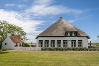 ภายนอกอาคาร Spacious Farmhouse in Dutch Coast, Texel With Garden