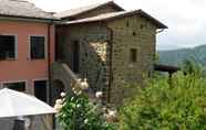 Bangunan 5 Alluring Holiday Home in Canossa With Pool, Garden Barbecue