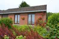 Bangunan Pleasant Holiday Home in Froidchapelle With Garden