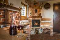 Bar, Kafe, dan Lounge Vineyard cottage Rataj 2