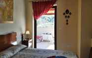 Kamar Tidur 5 Holiday Home in Guadarville Stilo With Garden