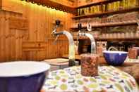 Bar, Kafe, dan Lounge Lavish Holiday Home in Durbuy With Sauna