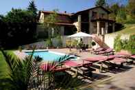 Kolam Renang Graceful Mansion in Bastia Mondovi With Terrace